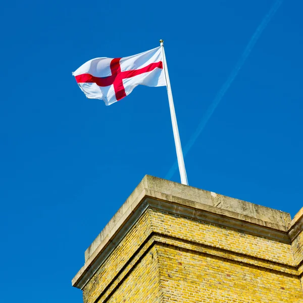 Oude Engelse vlag in de muur en de hemel — Stockfoto