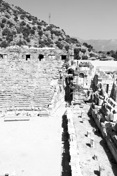 Некрополь і корінний камінь археології театр в моєму — стокове фото