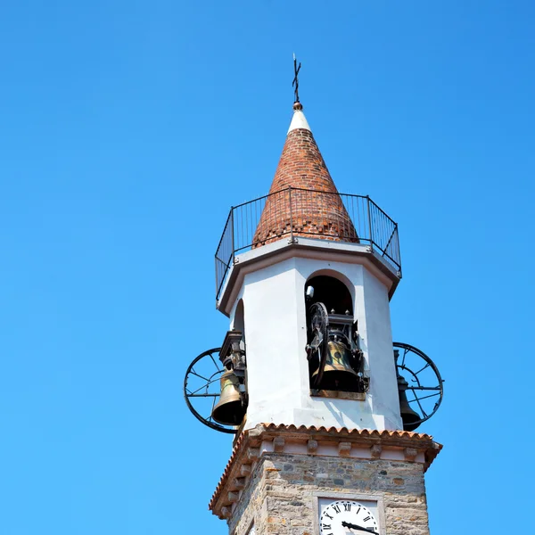 Costruzione torre dell'orologio in italia europa vecchia pietra e campana — Foto Stock