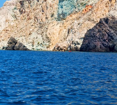 Hill ve Avrupa Yunanistan kasaba yaz Beach'te kayalara