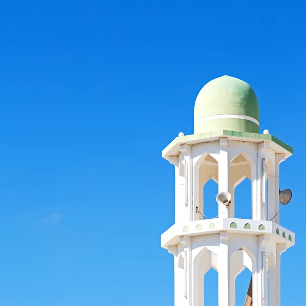 Em oman muscat a antiga mesquita minarete e religião no céu claro — Fotografia de Stock