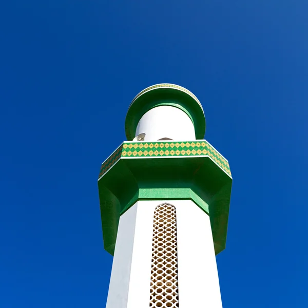 In oman muscat il vecchio minareto moschea e la religione in cielo aperto — Foto Stock