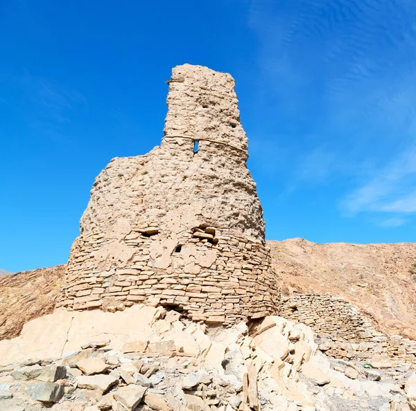 In oman boog de oude verlaten dorp huis en bewolkte hemel — Stockfoto