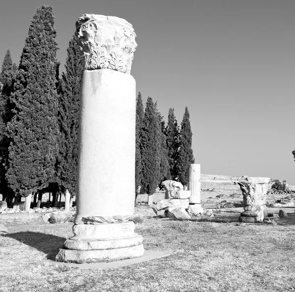 Ancienne colonne de construction et l'histoire du temple romain pamukkal — Photo