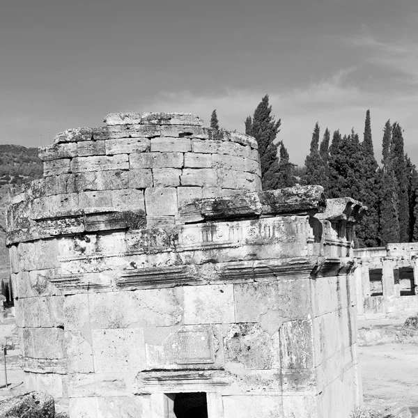 Παλιά κατασκευή στήλη και το ρωμαϊκό ναό ιστορία pamukkal — Φωτογραφία Αρχείου