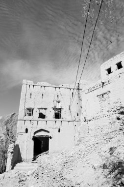 Umman eski köy evi ve bulutlu gökyüzü terk