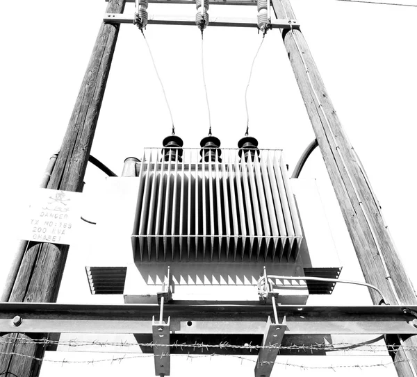 Em oman a energia de pylon de madeira de cabo elétrico e linha de corrente — Fotografia de Stock