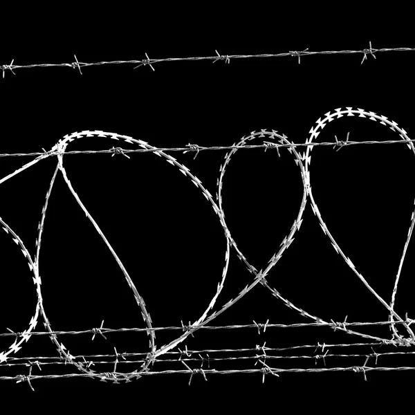 Em oman barbwire no fundo e céu nublado — Fotografia de Stock