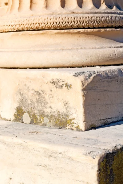 Ve staré kamenné sloupce římský chrám — Stock fotografie