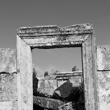 eski inşaat sütun ve Roma Tapınağı geçmiş pamukkal