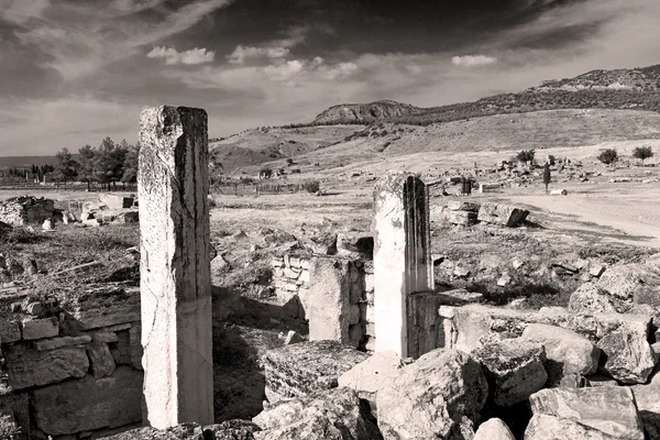 Eski inşaat sütun ve Roma Tapınağı geçmiş pamukkal — Stok fotoğraf