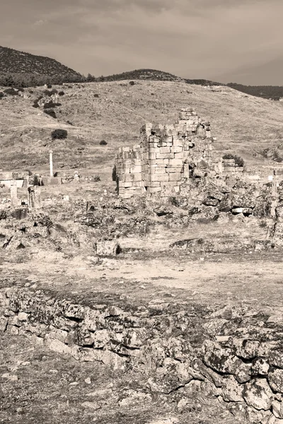 Antigua columna de construcción y la historia del templo romano pamukkal — Foto de Stock