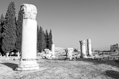 eski inşaat sütun ve Roma Tapınağı geçmiş pamukkal
