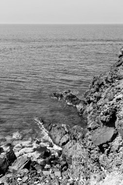 Hill ve Avrupa Yunanistan kasaba yaz Beach'te kayalara