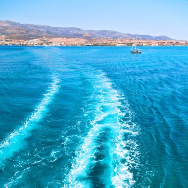 Akdeniz se tekne adalarından köpük ve köpük Yunanistan