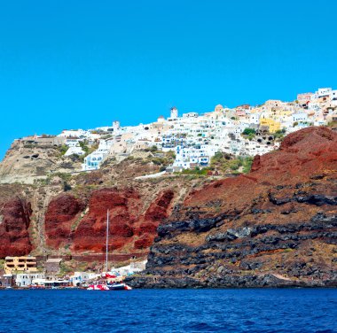 Avrupa'nın bir tekneden Yunanistan santorini Island house ve kayalar