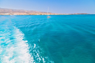 Akdeniz se tekne adalarından köpük ve köpük Yunanistan