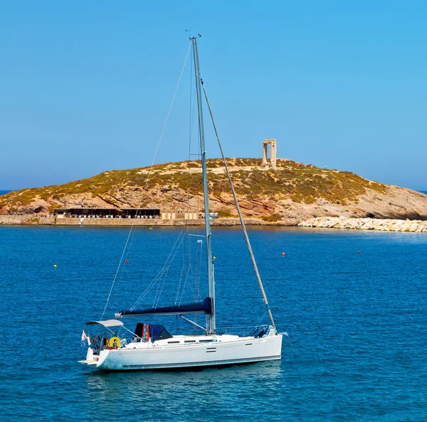 Espuma y espuma griega de las islas del barco en el Mediterráneo se —  Fotos de Stock