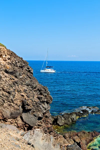 Heuvel rotsen zomer santorini eiland — Stockfoto