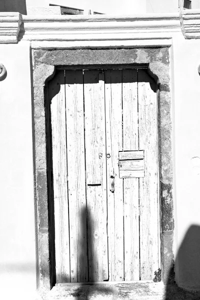 Porta azul na antiga aldeia santorini grécia europa e whit — Fotografia de Stock