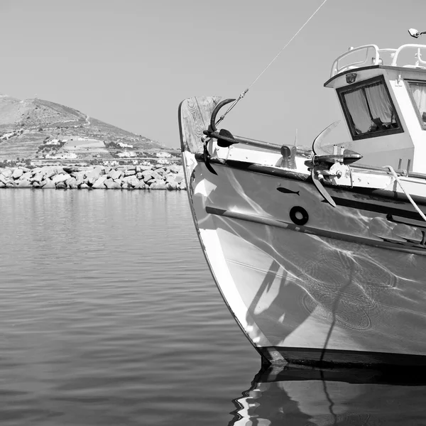 Isla griega en santorini puerto de europa barco y muelle en el me — Foto de Stock