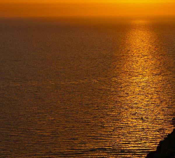 Méditerranée mer rouge dans les cyclades colline grec coucher de soleil et le — Photo