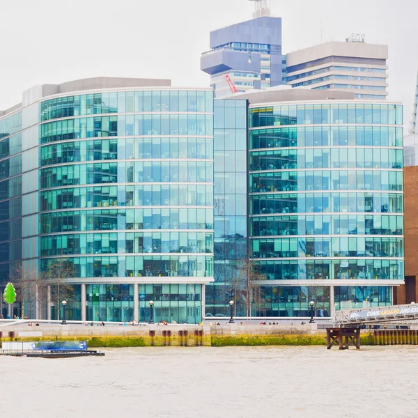 Ventanas del río Támesis en la ciudad de Londres casa y oficina —  Fotos de Stock