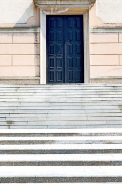 Kapıyı mimari detaylarıyla ve  