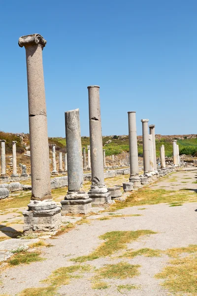 Perge 列とローマの寺院 — ストック写真