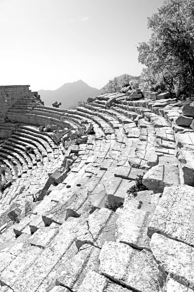 O velho templo e teatro em termessos antalya peru céu asiático — Fotografia de Stock