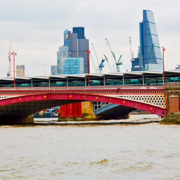 ロンドンの自宅の都市でテームズ川 windows をブリッジと — ストック写真