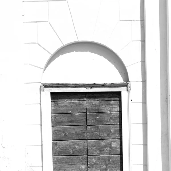 Detail in  wall door  italy land europe architecture and wood th — Stock Photo, Image