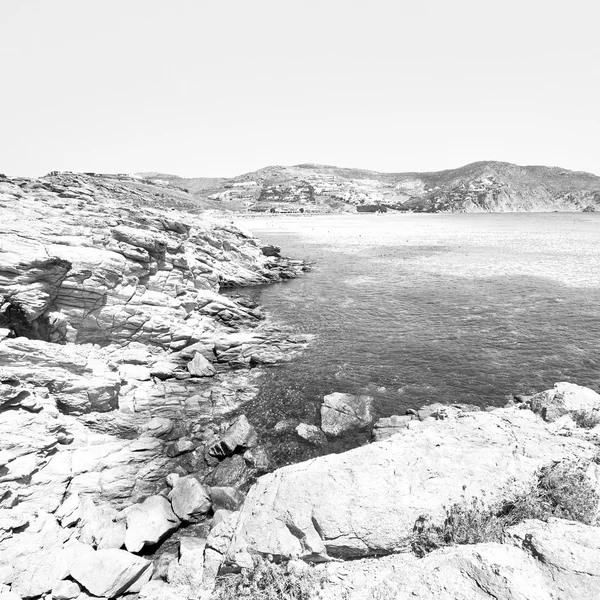 在希腊米克诺斯岛岩石海和海滩蓝色天空 — 图库照片