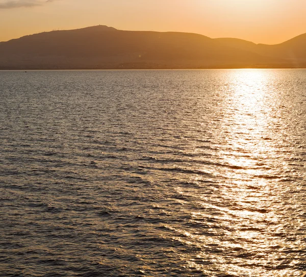 Mittelmeer rotes Meer in Kykladen Hügel Griechenland Sonnenuntergang und die — Stockfoto