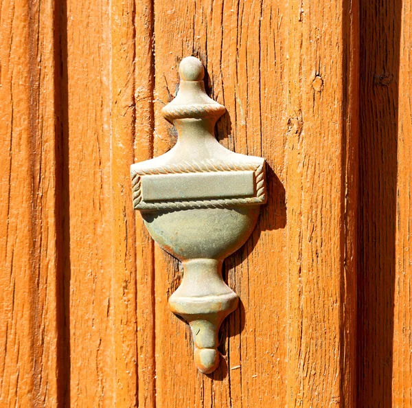 ประตูสีที่ถอดออกในอิตาลี ไม้และ tr — ภาพถ่ายสต็อก