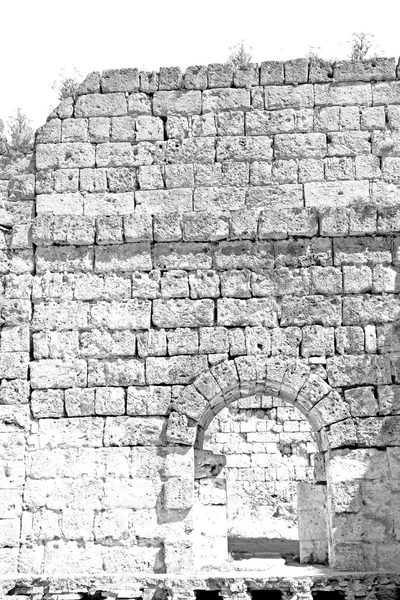 Bush brána v Aténách staré kamenné stavby sloupce — Stock fotografie
