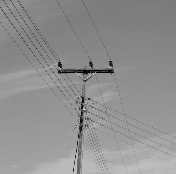 Corrente linha de eletricidade pólo no céu nublado e abstrato ba — Fotografia de Stock