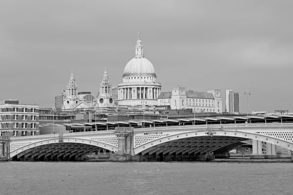 Ponte thames janelas do rio na cidade de Londres casa e — Fotografia de Stock