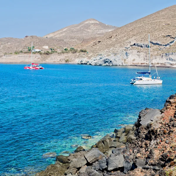 Hill en de rotsen op het strand van de zomer in Europa Griekenland santorin — Stockfoto