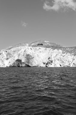 Hill ve Avrupa Yunanistan kasaba yaz Beach'te kayalara