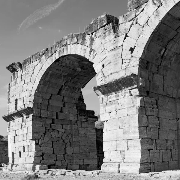 Стара будівельна колона та історія римського храму Памукал — стокове фото