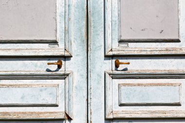 eski kapı ve eski ahşap menteşe 