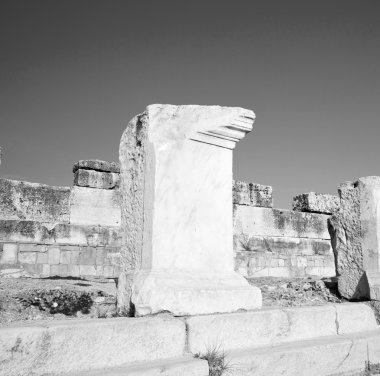 eski inşaat sütun ve Roma Tapınağı geçmiş pamukkal