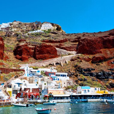Avrupa'nın bir tekneden Yunanistan santorini Island house ve kayalar