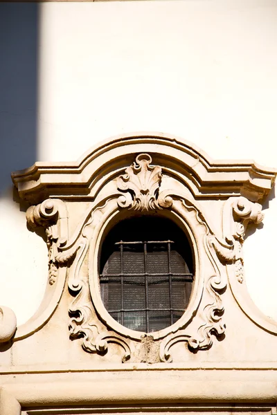 Starožitný rozestavěné v Evropě okno zeď — Stock fotografie