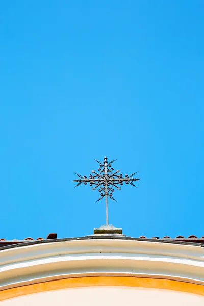 Cruz abstrata e o fundo do céu — Fotografia de Stock