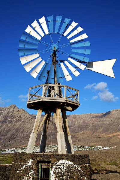 Dům na ostrově lanzarote Španělsko Afriky větrné mlýny — Stock fotografie