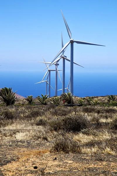 Африканские ветряные турбины острова Лансароте, Испания — стоковое фото