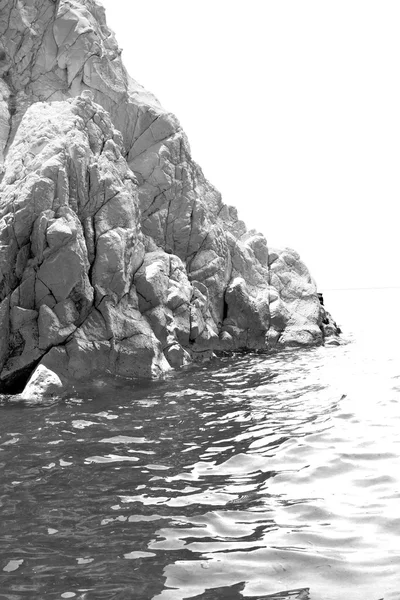 Mar e rocha arbusto seco sozinho no céu santorini europa gre — Fotografia de Stock