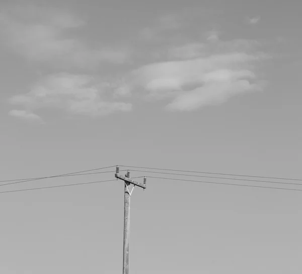 Corrente linha de eletricidade pólo no céu nublado e abstrato ba — Fotografia de Stock